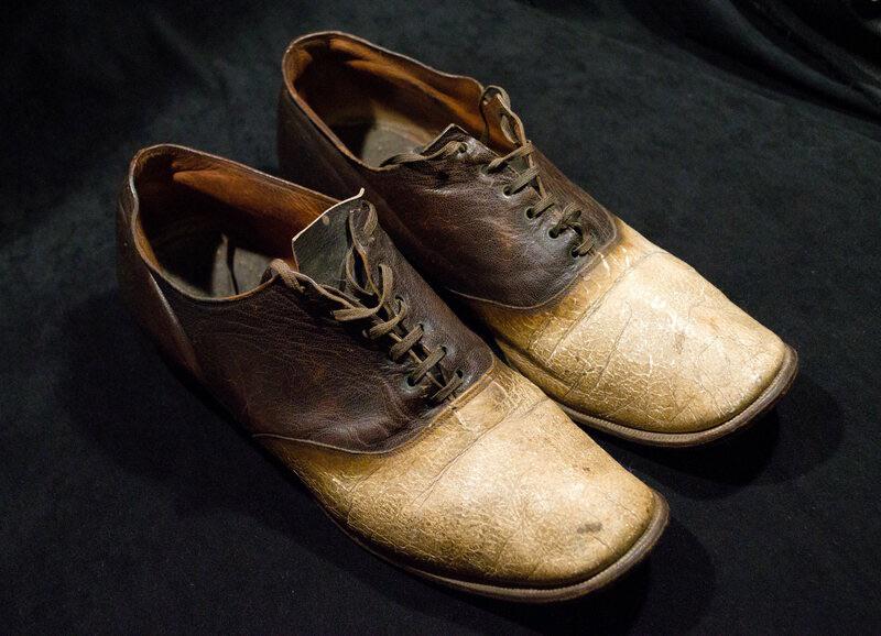 O primeiro governador democrático de Wyoming (estado norte-americano), Goerge Francis Warden, fez e usou um par de sapatos de pele humana. Ele foi um ladrão de cavalos e trem responsável por vários crimes. Morreu em 1881.