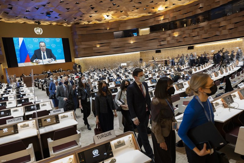 Membros do Conselho da ONU saindo do discurso do ministro das Relações Exteriores da Rússia.