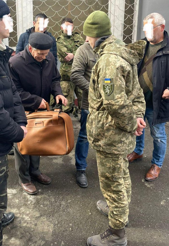 Homem de 80 anos que apareceu para se alistar no exército ucraniano, carregando consigo uma pequena maleta com 2 camisetas, uma calça extra, uma escova de dentes e alguns sanduíches para o almoço. Ele disse que estava fazendo isso por seus netos.