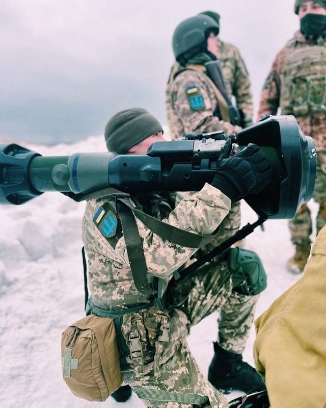 Soldado ucraniano segurando um lança missil portátil fornecido pelos Estados Unidos. Cada um deles custa US$ 400 mil. A Ucrânia já recebeu 500 deles.
