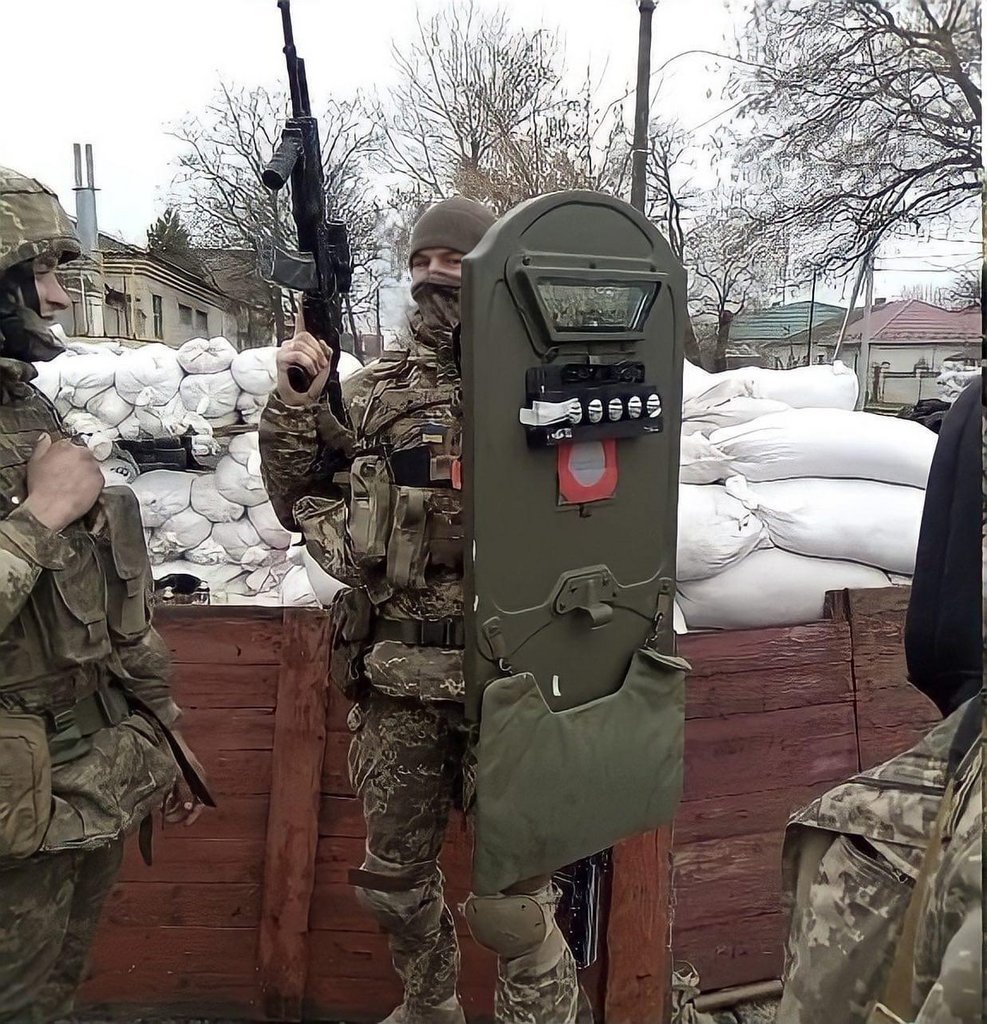Soldado ucraniano após capturar escudo de soldado russo.