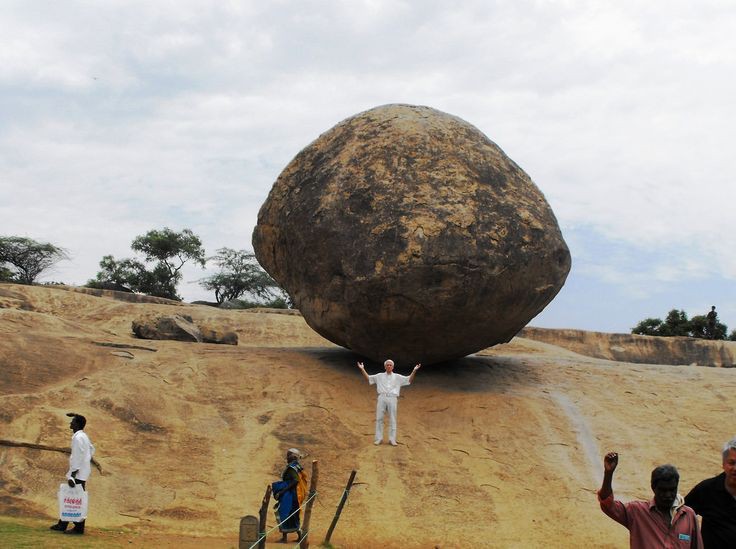 Krishna Butterball é uma enorme pedra de 250 toneladas em uma encosta de uma colina em Mahabalipuram, na Índia. Por algum motivo, ela nunca rolou colina abaixo e rende boas fotos.