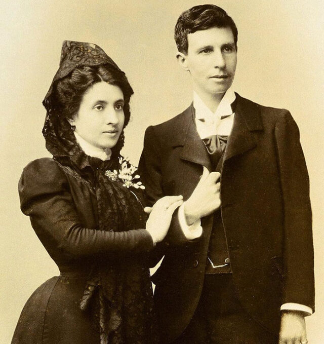 Marcela Gracia Ibeas e Elisa Sanchez Loriga durante seu casamento, em 8 de junho de 1901. Seu casamento foi o primeiro entre pessoas do mesmo sexo na história da Igreja Católica Espanhola.