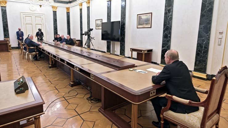 Presidente russo Vladimir Putin preside reunião sobre questões econômicas em Moscou. Segundo protocolos do Kremlin, qualquer pessoa precisa manter distância do líder russo durante os encontros.