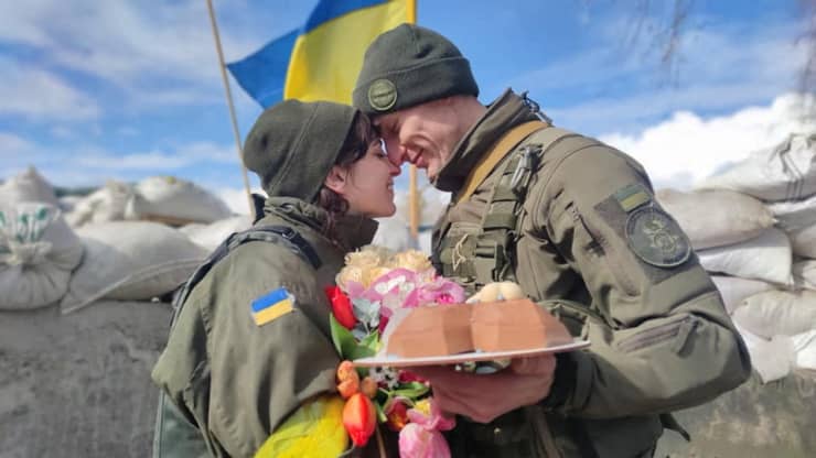 Apesar da guerra, membros da Guarda Nacional da Ucrânia celebram seu casamento em um posto de controle em local desconhecido na Ucrânia.