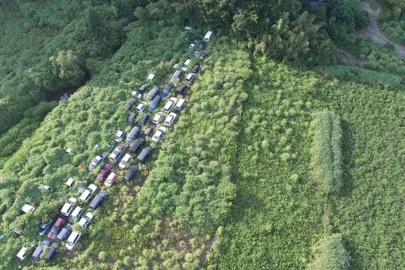 Carros inutilizados pelo desastre de Fukushima sendo lentamente consumidos pela natureza.