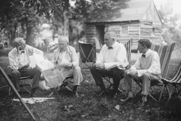 Da esquerda para a direita: Henry Ford, Thomas Edison, Warren G. Harding (presidente dos EUA) e Harvey S. Firestone - inventores e magnatas - 1921.