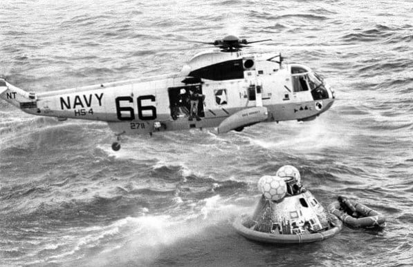 Helicóptero 66 do USS Hornet resgatando a tripulação da Apollo 11, em 24 de julho de 1969.