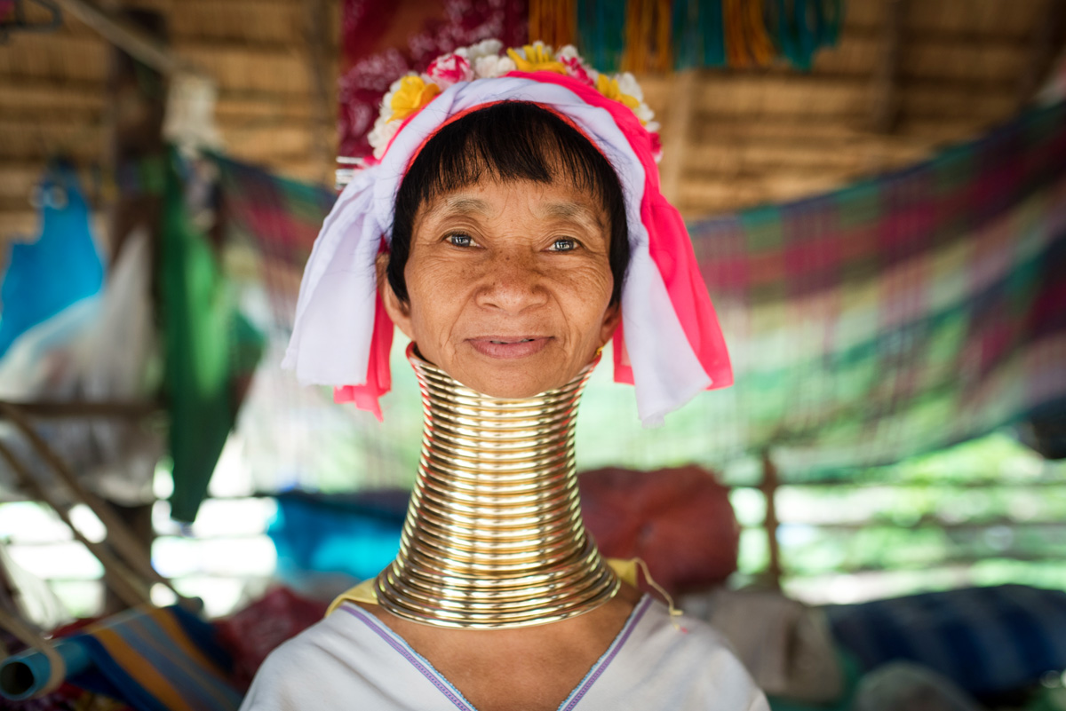 Mulheres da tribo Karen, no norte da Tailândia, usam tradicionalmente argolas para alongar o pescoço. Originalmente, elas começaram a usar os colares como prevenção contra ataques de tigres, que geralmente avançam no pescoço, mas com o passar do tempo, esses acessórios acabaram virando um símbolo de beleza e vaidade - quanto maior ele for, mais bonita a mulher é considerada.