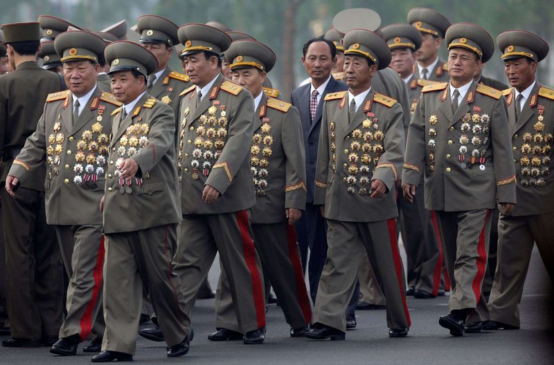 Generais norte-coreanos usam medalhas de seus avós e pais durante desfile.