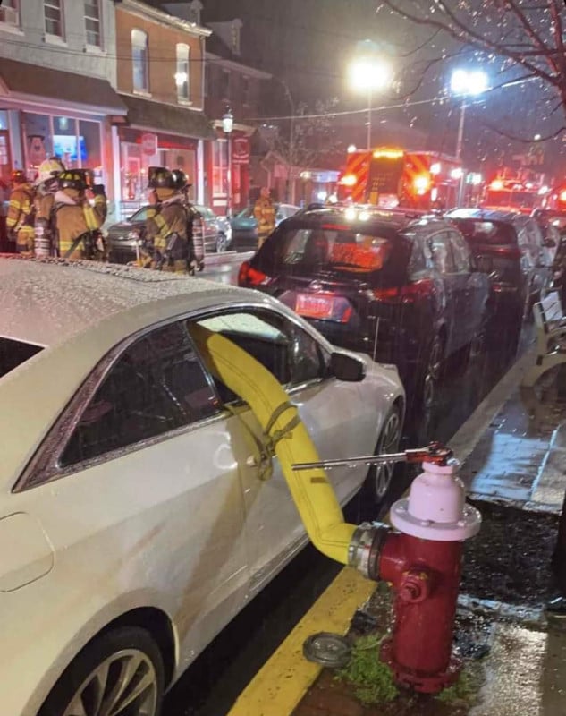 O que pode acontecer quando você estaciona ao lado de um hidrante.