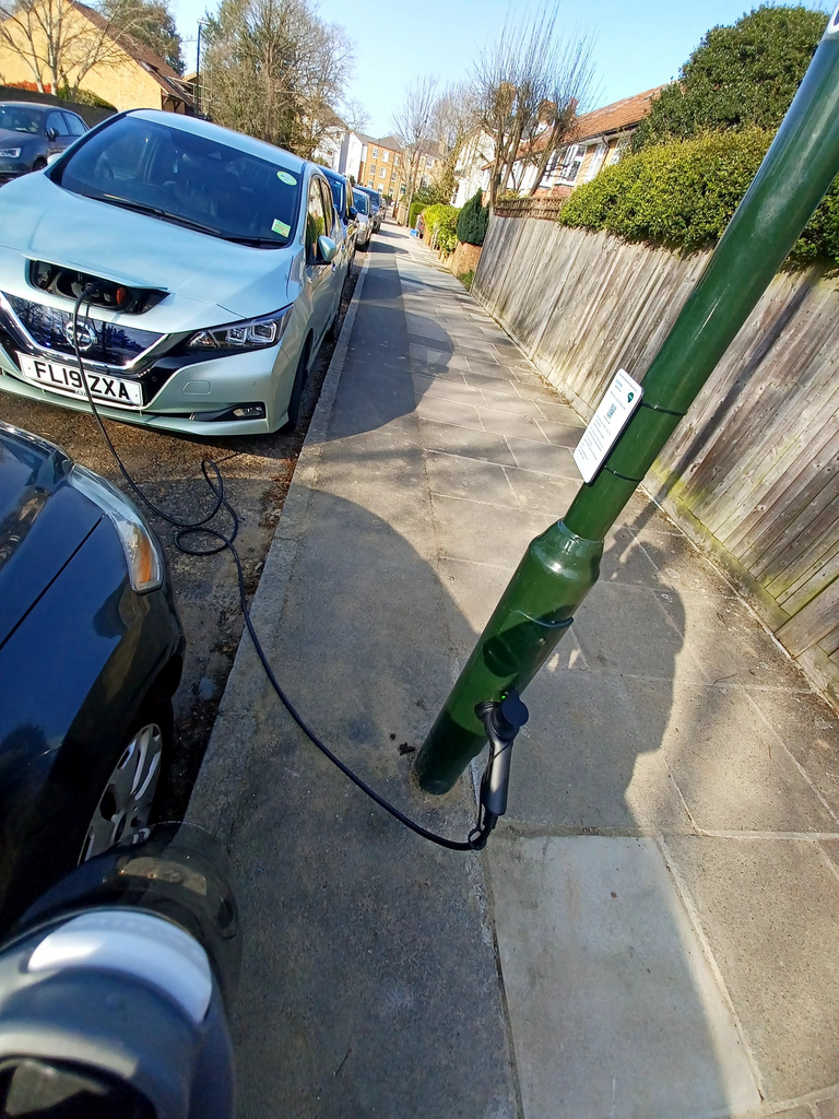 Alguns postes de luz na Inglaterra estão sendo transformados em pontos de carregamento de carros elétricos.