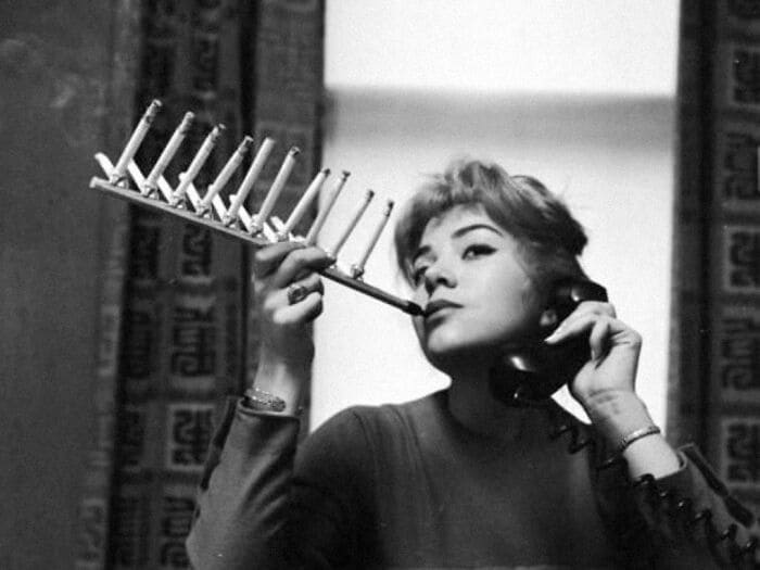 Dispositivo de 1955 para permitir que as pessoas fumassem um maço inteiro de cigarros de uma vez só.