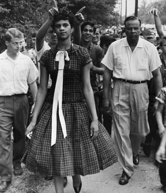 Dorothy Count ignora provocações, após se transferir para uma escola predominantemente branca, 1957.