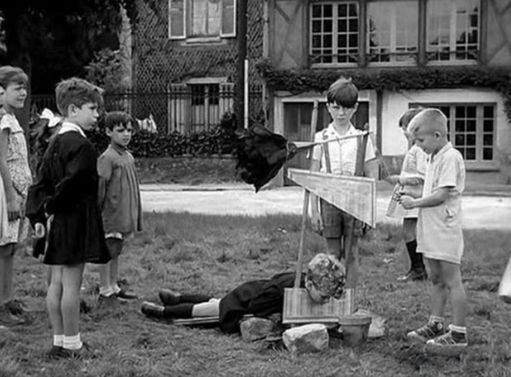 Crianças na França brincando com uma guilhotina de brinquedo em 1959.