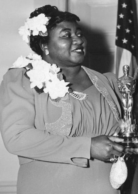 Hattie McDaniels, primeira mulher afro-americana a ganhar um Oscar, posando com seu troféu, em 1940.