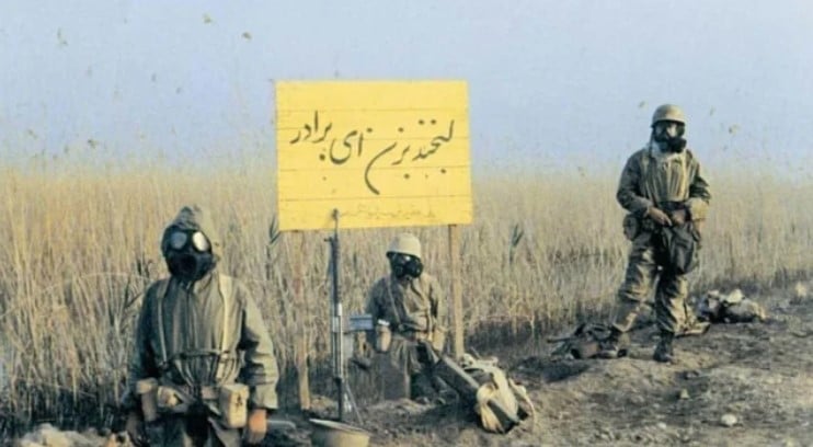 Soldados iranianos na Ilha Majnoon durante a Batalha dos Pântanos, onde o Iraque usou armas químicas (gás mostarda e tabun) contra tropas iranianas, Guerra Irã-Iraque, 1984 - 1985.