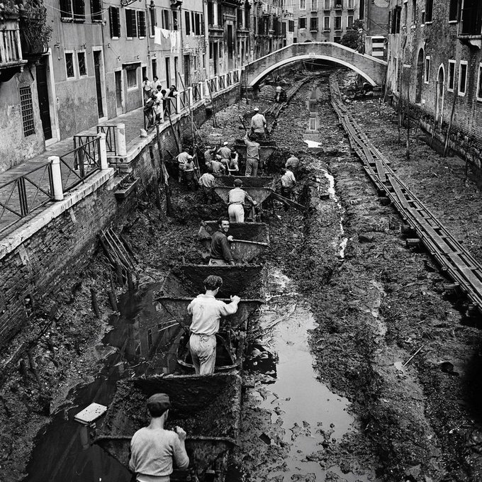 Drenagem e limpeza de um canal de Veneza, década de 1950.