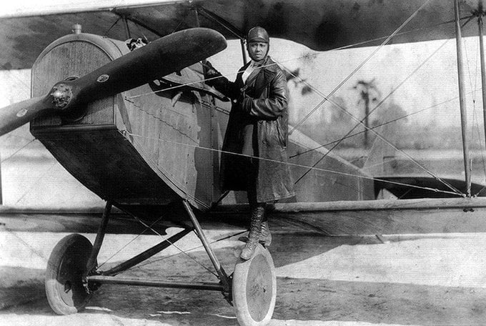 Bessie Coleman, primeira piloto negra dos Estados Unidos. As escolas de aviação dos Estados Unidos a negaram, mas ela aprendeu francês e formou-se em Paris, onde especializou-se. Em 1921 retornou aos EUA, onde teve recepção triunfal por parte da imprensa.