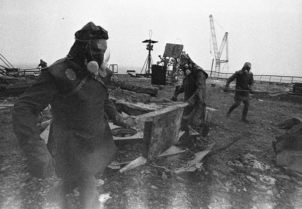 Limpeza de Chernoby, 1986. As listras no filme fotográfico foram causadas pela radiação.