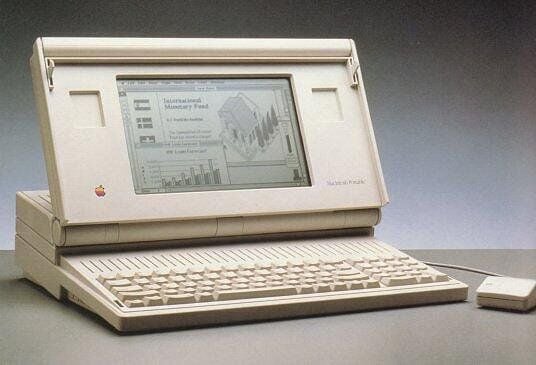 Primeiro computador portátil da Apple, 1989. No lançamento, foi vendido por US$ 14 mil.