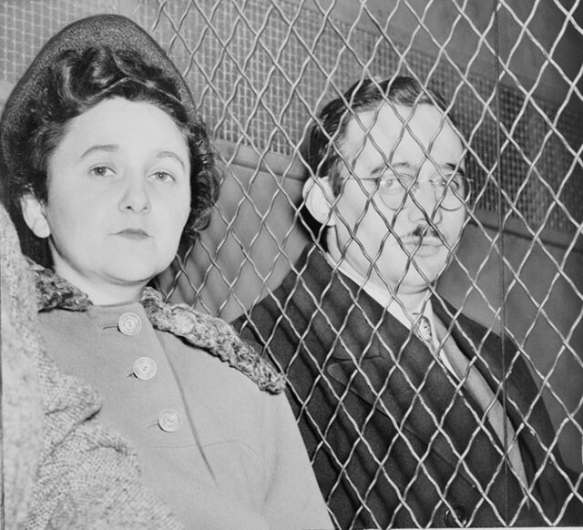 Em 5 de abril de 1951, Ethel e Julius Rosenberg foram condenados à morte na cadeira elétrica. O casal foi acusado de passar informações sobre armas nucleares para a União Soviética. Mais tarde, descobriu-se que Ethel não estava envolvida nas atividades do marido. Ambos foram executados em 1953.