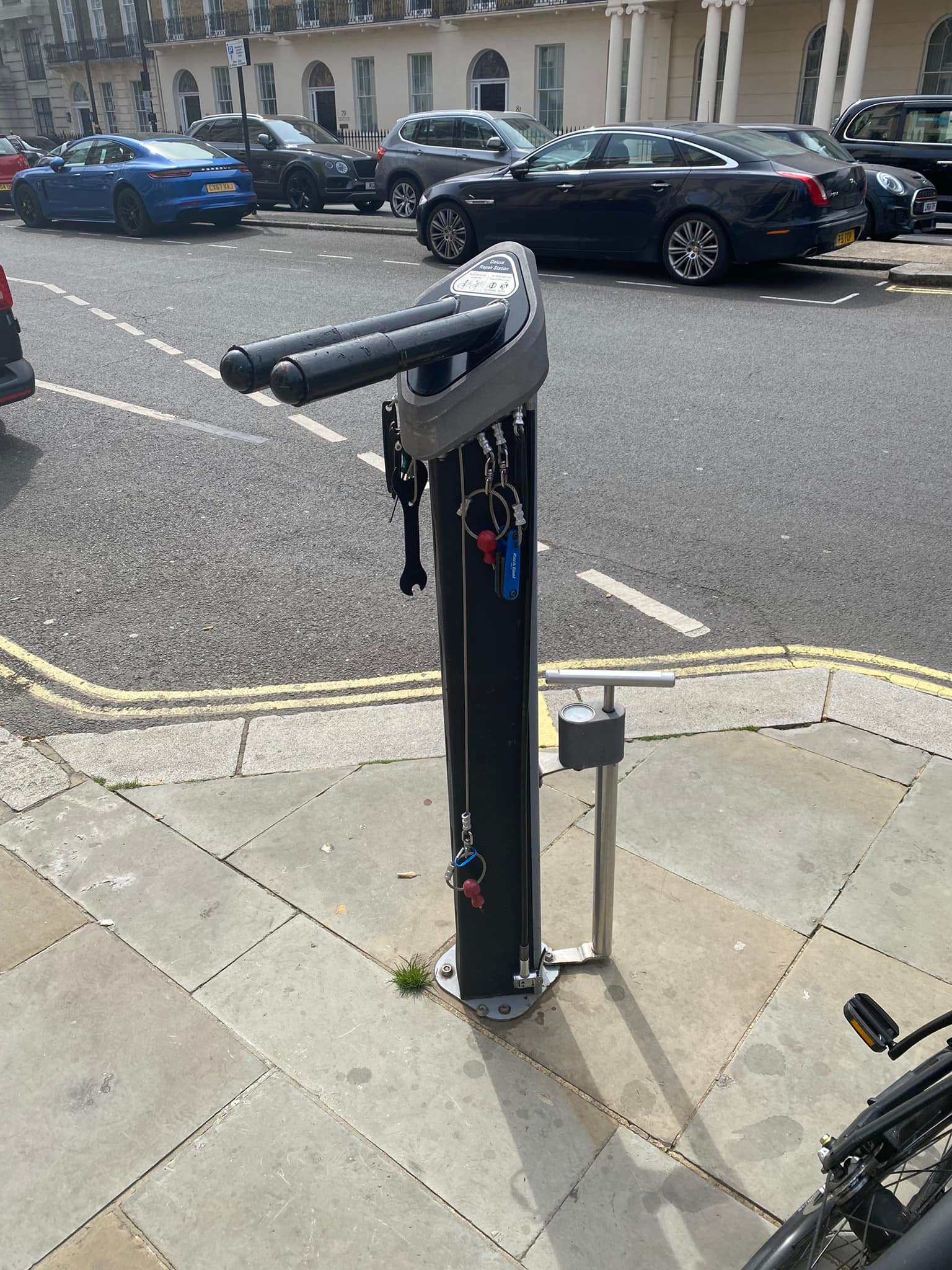 Estação pública de manutenção de bicicleta em Londres.