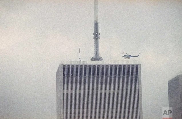 Um helicóptero do NYPD se prepara para pousar no topo da Torre Norte do World Trade Center, em Nova Iorque, para evacuar os sobreviventes presos lá, após explosão de uma bomba terrorista em uma garagem subterrânea, em 26 de fevereiro de 1993.