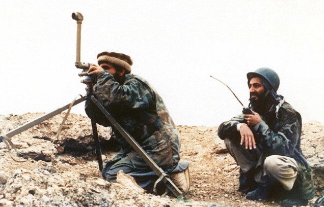 Osama Bin Laden, no Afeganistão, lutando contra os soviéticos ao lado dos Mujahedeen, 1989.