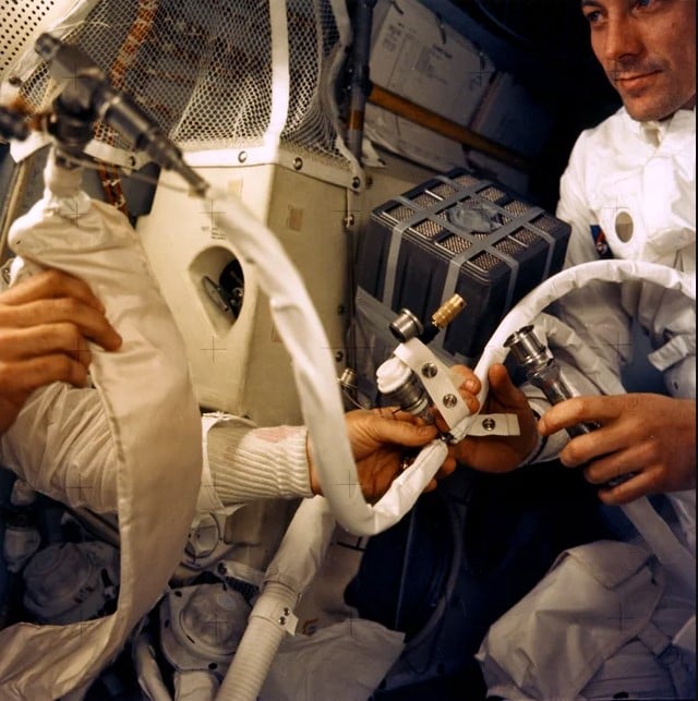 Vista interior do Módulo Lunar Apollo 13. Esta fotografia mostra algumas das conexões temporárias de mangueira e aparelhos que foram necessários quando os três astronautas se moveram do Módulo de Comando para usar o Módulo Lunar como um 