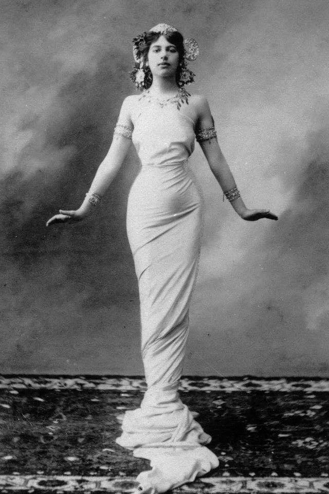 Mata Hari, dançarina exótica profissional e cortesã que espionou para a França durante a Primeira Guerra Mundial.