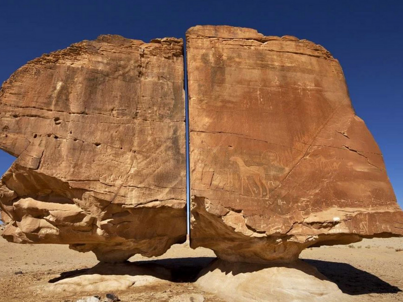 Formação rochosa de 4000 anos na Arábia Saudita que parece ter sido cortada ao meio com precisão de um laser. Muitas teorias foram formadas sobre como isso aconteceu, algumas dizendo que as civilizações antigas podem ter sido mais avançadas do que a gente imagina.