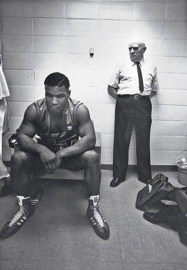 Mike Tyson e seu treinador, Cus D'Amato, antes de sua primeira luta profissional