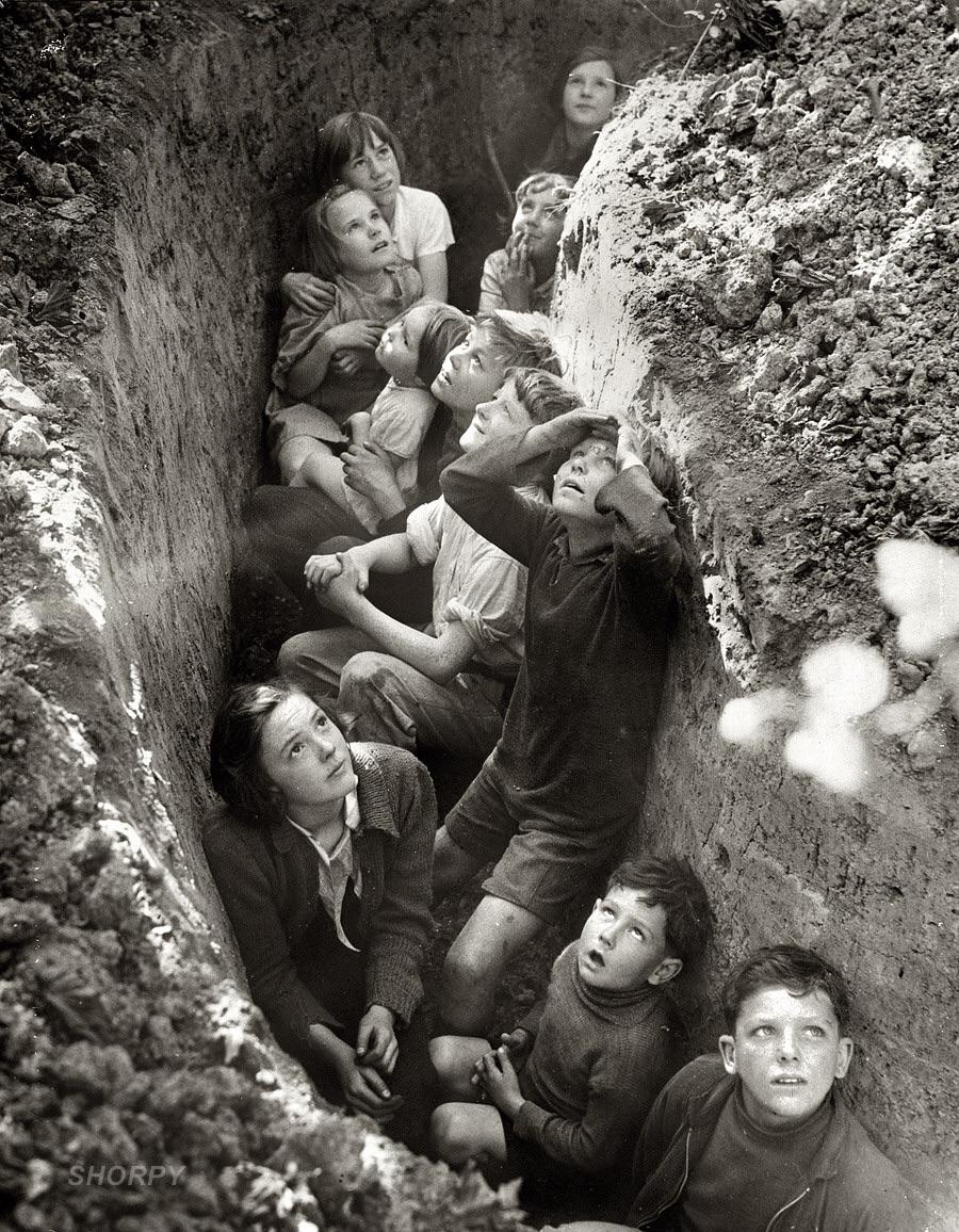 Crianças em trincheiras de abrigos antibombas durante a Blitz, Inglaterra, 1941
