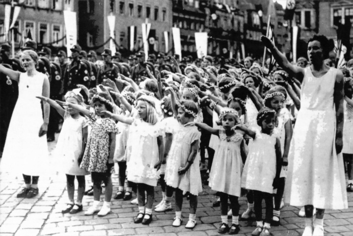 Durante o Terceiro Reich, havia um programa chamado Lebensbord, em que mulheres 