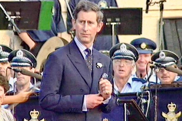 Charles, Príncipe de Gales, imediatamente após tiros serem disparados contra ele por David Kang durante tentativa de assassinato em Sydney - 26 de janeiro de 1994.