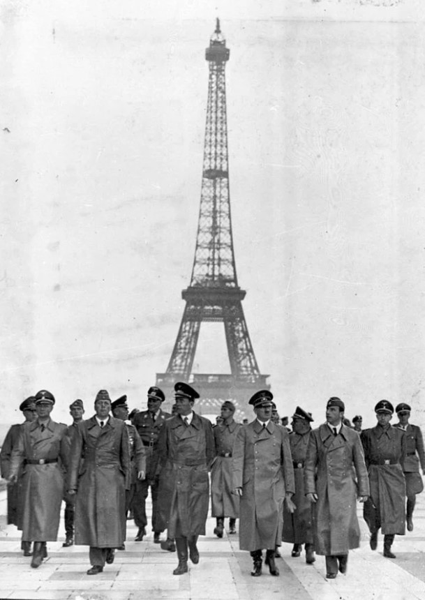 Adolf Hitler em visita à Torre Eiffel, Paris, 23 de junho de 1940.
