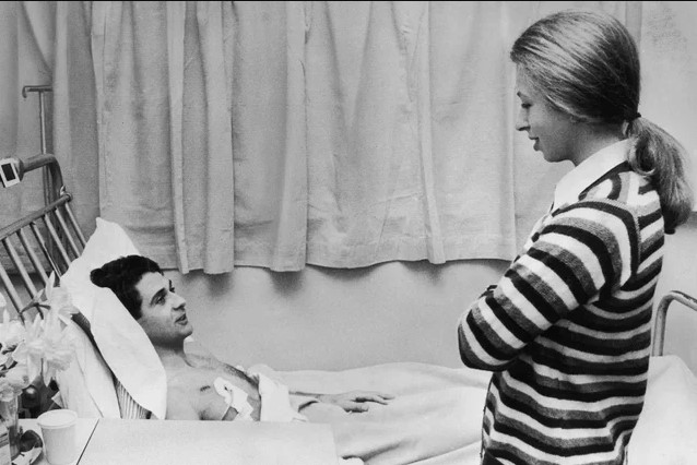 Anne, princesa real, visita seu guarda-costas Jim Beaton no hospital. Beaton foi baleado três vezes enquanto a protegia durante uma tentativa de sequestro por Ian Ball - 24 de março de 1974.