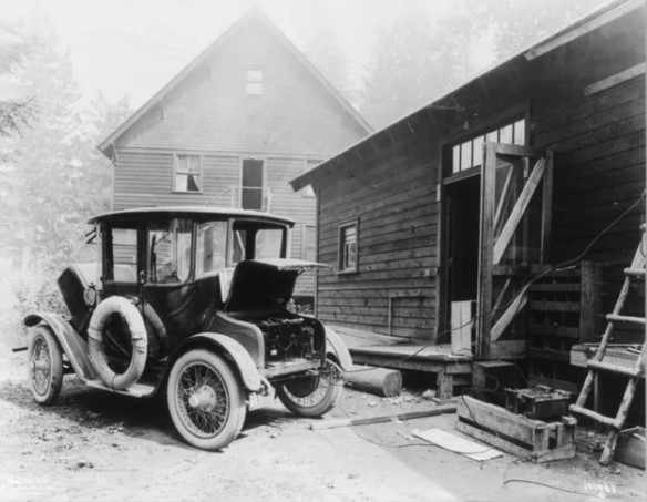 Carro elétrico em uma estação de carregamento particular - EUA, 1919.