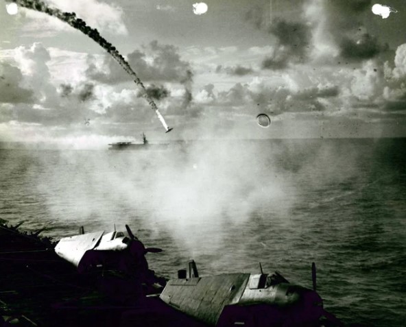 Foto tirada do USS Kitkun Bay mostrando momento exato que avião japonês era abatido durante um ataque a navios de escolta nas Marinas, junho de 1944.