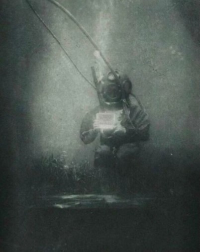 Uma foto de um mergulhador debaixo d'água em 1899. Acredita-se que seja a primeira fotografia tirada debaixo d'água da história.