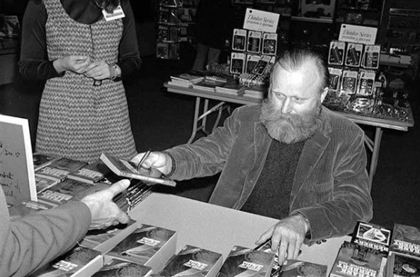 Frank Herbert autografando cópias de Duna, o romance de ficção científica mais vendido de todos os tempos - 1971.