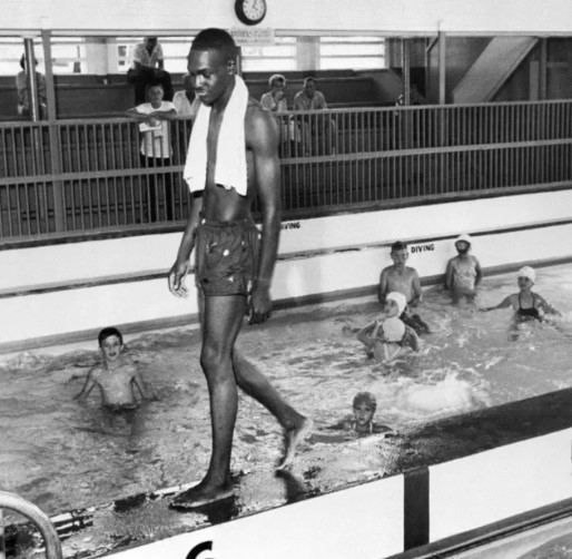 David Isom desafiando a barreira da cor em uma piscina segregada na Flórida, em 8 de junho de 1958.