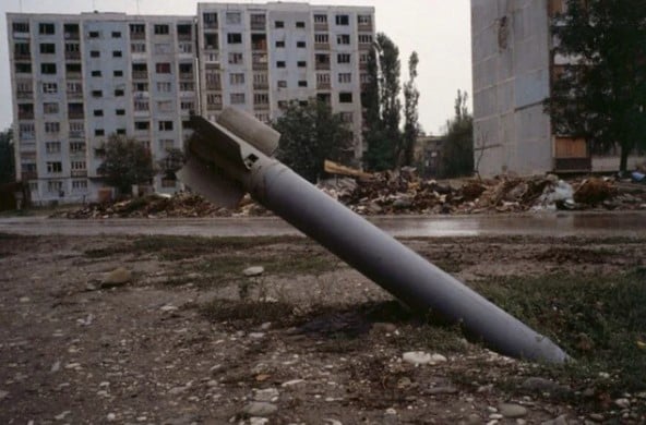 Um foguete de artilharia russo não detonado na capital devastada de Grozny - Chechênia, 2000.