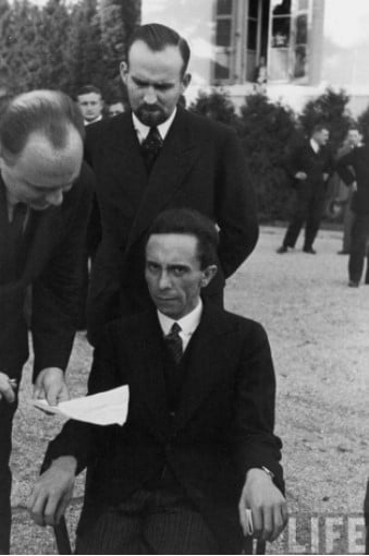 Uma fotografia capturada de Joseph Goebbels, Ministro da Propaganda na Alemanha Nazista, depois que ele descobriu que seu fotógrafo, Alfred Eisenstaedt, era judeu - 1939.