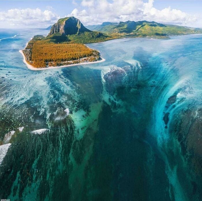 Cachoeira submersa localizada nas Ilhas Maurício