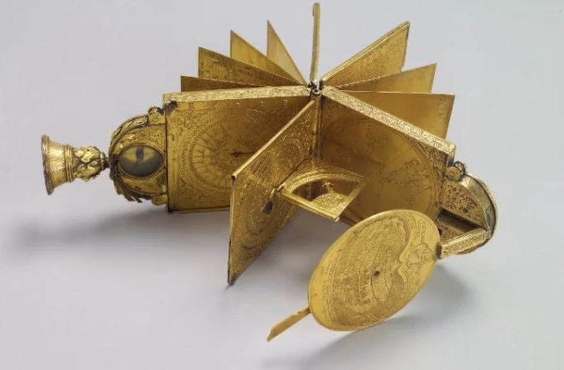 Kit de ferramentas astronômica de 1557, inclindo um relógio de sol, um mapa-mundi e uma bússola