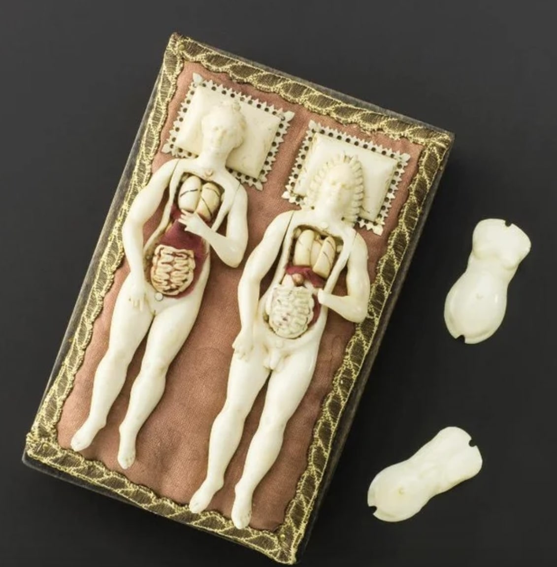 Figuras masculinas e femininas de marfim com órgais - 1600