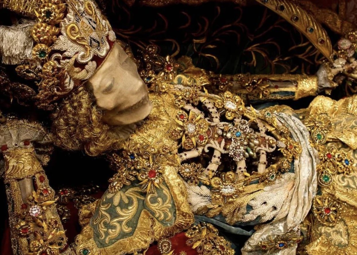 Cadáver enfeitado com jóias de São Coronatus, datado de 1676
