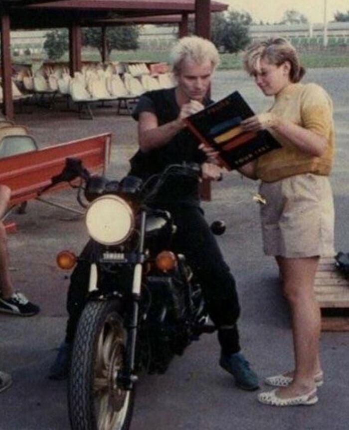 Sting dando autógrafo para uma jovem Gwen Stefani, 1983